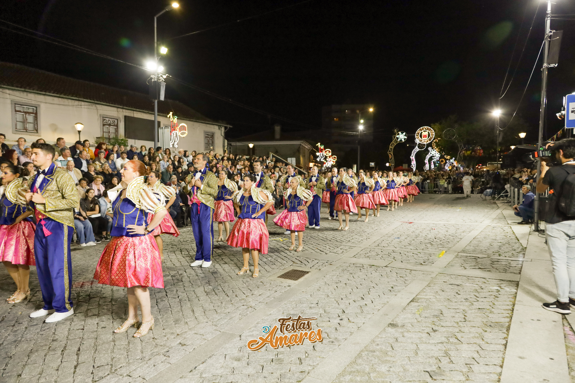 Marchantes em traje a rigor desfilam pela avenida