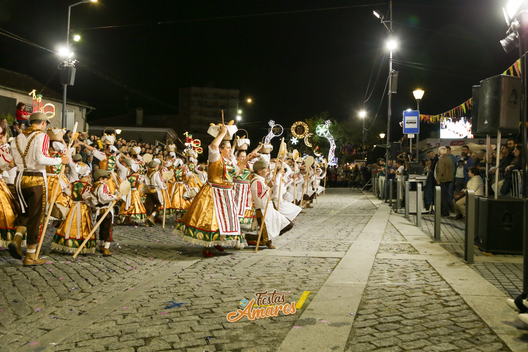 Marcha com cestos de pão e trajes dourados nas Festas d'Amares