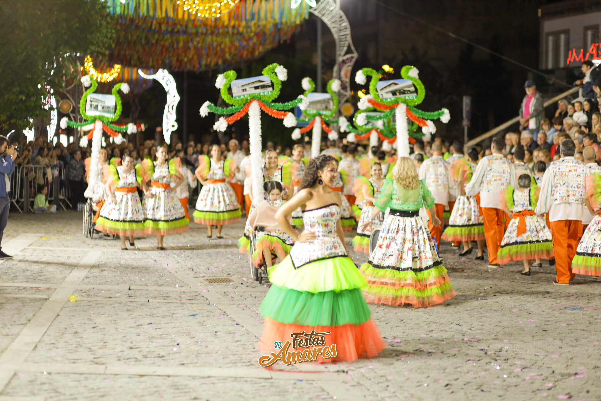 Marcha colorida com arcos floridos verdes e laranjas