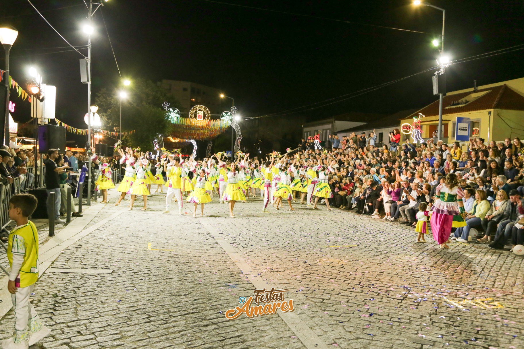 Marchantes em amarelo saúdam o público nas Festas d'Amares